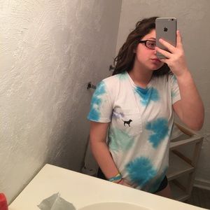 multi colored vs pink shirt